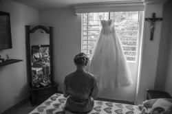 reflejo de la novia, novia en blanco y negro,novia reflejada, reflejo , vestido de novia, vestido colgado,novia leyendo carta , novia sentada, novia dando la espalda