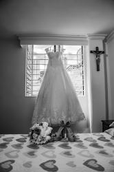 vestido de novia colgado,, vestido  y zapatos de la novia, vestido con zapatos y crucifijo, vestido colgado en la ventana, zapatos sobre la cama