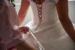 ayudando a vestir a la novia,, vestido de novia , boda , día mas feliz de una mujer , manos ayudando a vestir